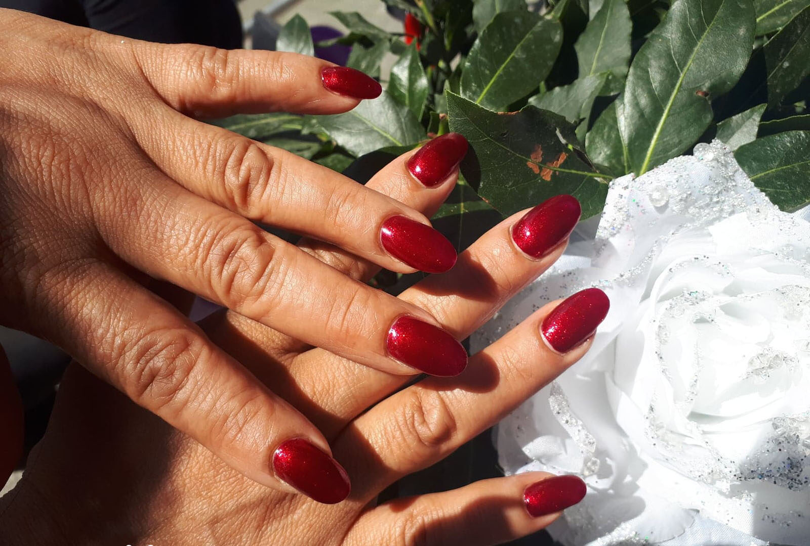 Bordeauxrode glitternagels
