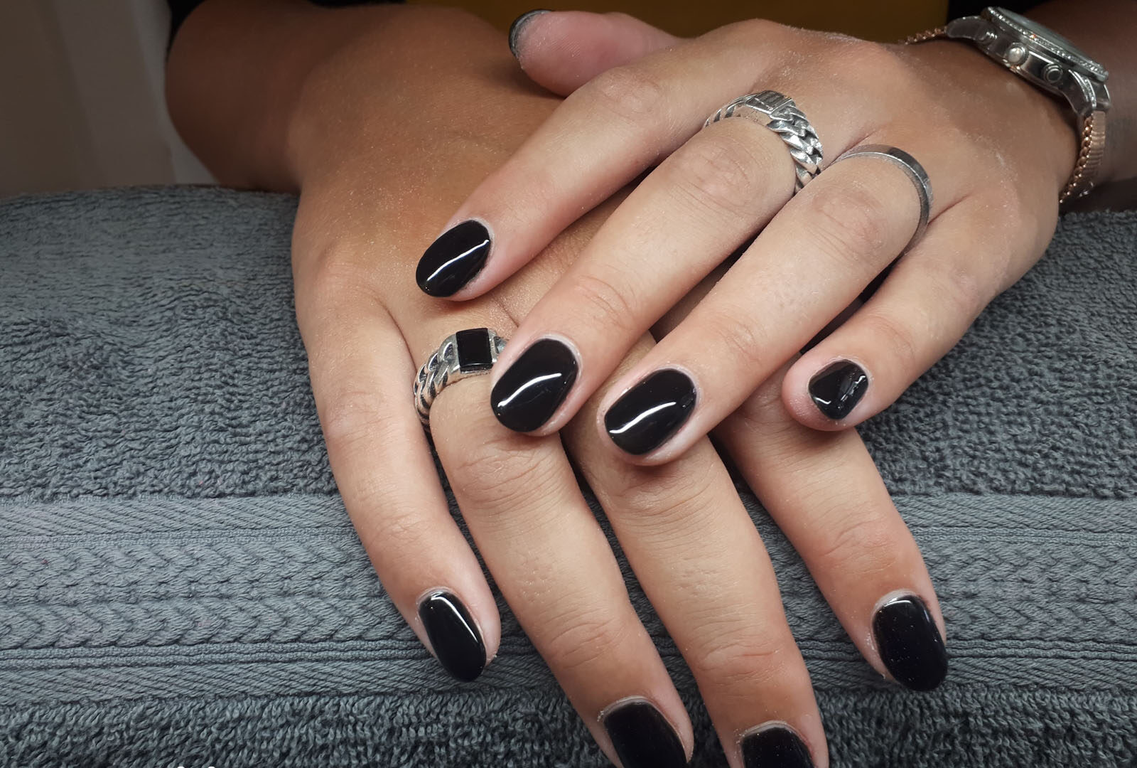 Korte zwarte nagels